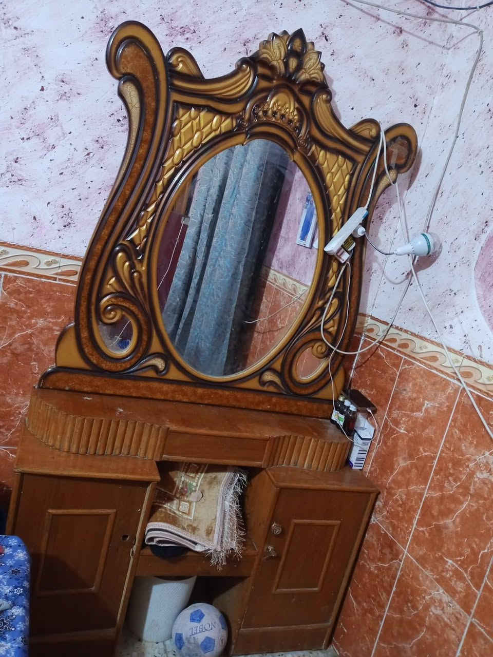 السلام عليكم غرفه نضيفة للبيع سعر 500 وبيه مجال مكاني ديوانية شافعية ***********
