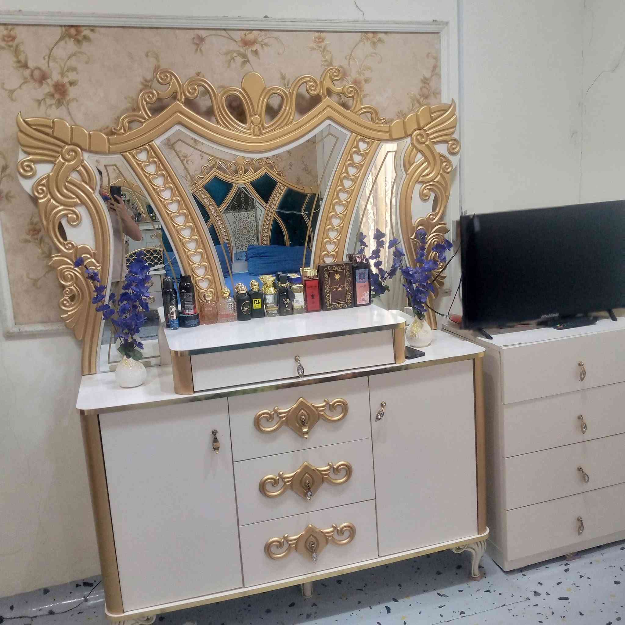 غرفة للبيع ماخذينها مليونين ونريدها 800 استعمال قليل العنوان الجبيلة ***********
