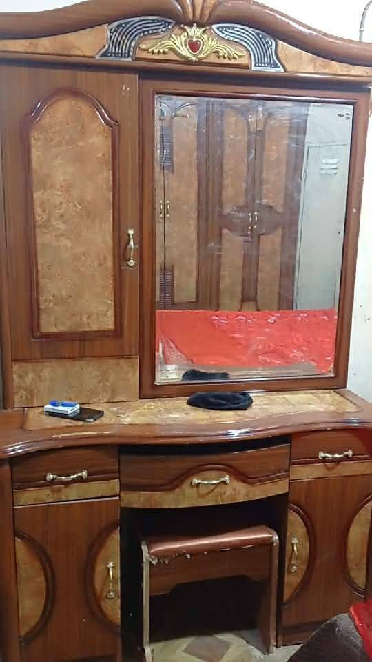 سلام عليكم غرفة نوم صالج ماليزي اصلي للبيع
السعر 650الف وبيه مجال 
نجف حي العسكري كبل 
الرقم ***********

