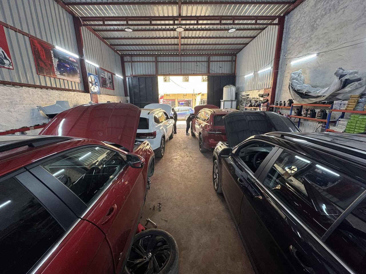 مركز MOTUL service صيانة عامة تشخيص اعطال برمجة قطع غيار كصه تفصيخ وجديد براند واصلي ومتوفر تجاري تتوفر كافة سوائل السيارة وفق كود الشركة زيوت المحرك وسائل البريك وماء راديتر G12 وفق كود الشركة 
لدينا توصيل لكافة انحاء العراق ***********
