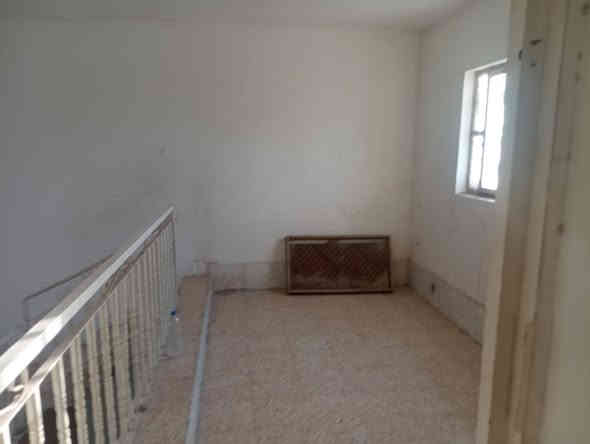 يوجد بيت طابو صرف نضيف وفارغ
المساحة 130 متر ركن وعل ساحة 
الوجه 10 والنزال 13 طابقين نوم 2 
شارع 80 محيزم 4 يم مسجد الرحمن 
للاستفسار مراجعة مكتب الشارقة للعقار مقابل مسجد الرحمن 
الاتصال اوعبر المراسلة ***********
