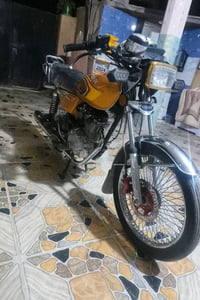 دراجة نارية للبيع، بحالة جيدة جداً مع لون برتقالي مميز. تتميز بأداء قو...