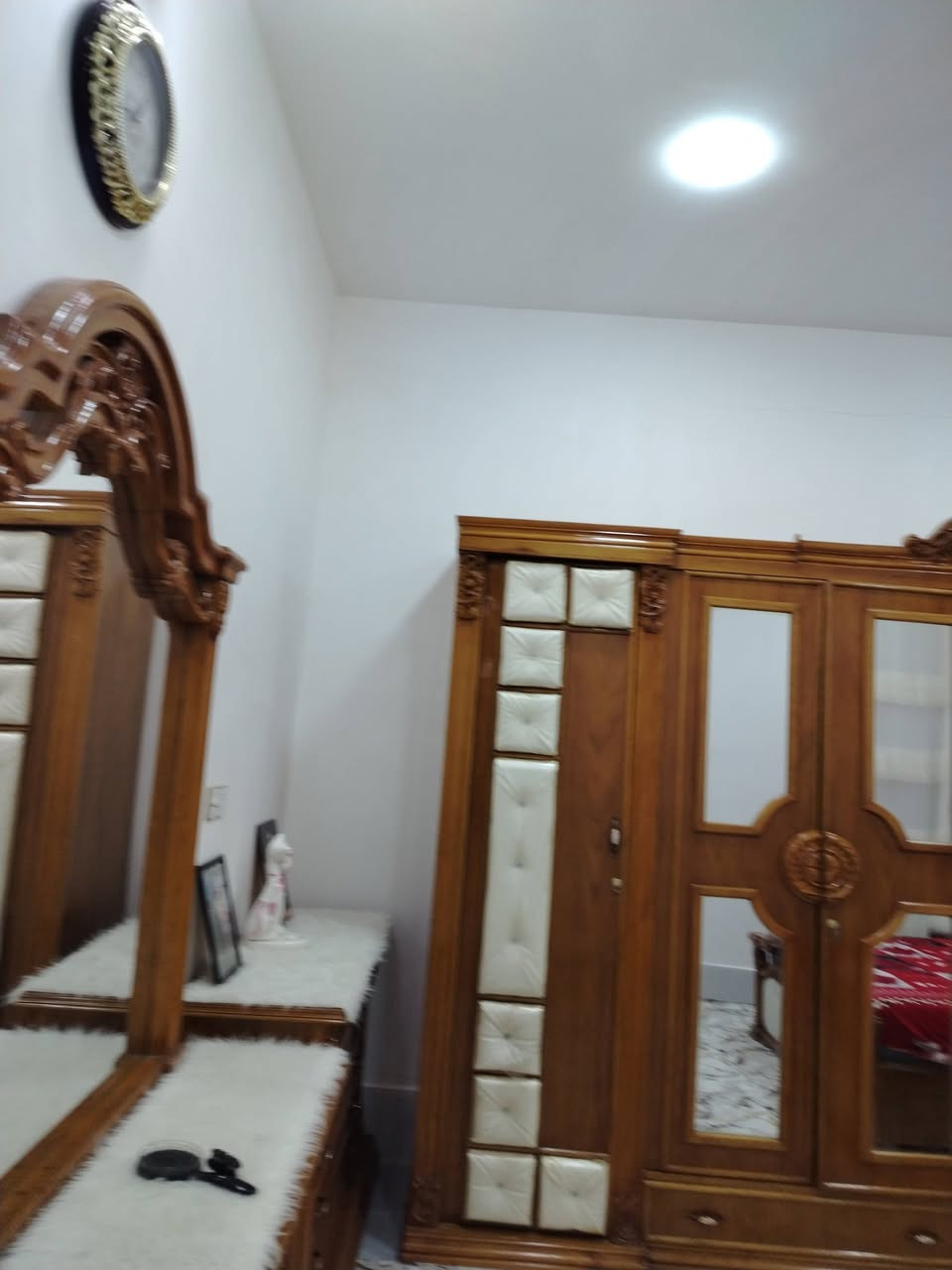 السلام عليكم بيت للبيع نهاوند الثانيه بداية شارع عشرين خلف اسواق عسوله البيت طابق ونص طابق ارضي غرفتين نوم وصاله واستقبال ومطبخ حمام وأثنين مناور الطابق الثاني غرفه سويت 10×4 وحمام مشترك وصاله الاستفسار على الرقم ***********
السعر 230
