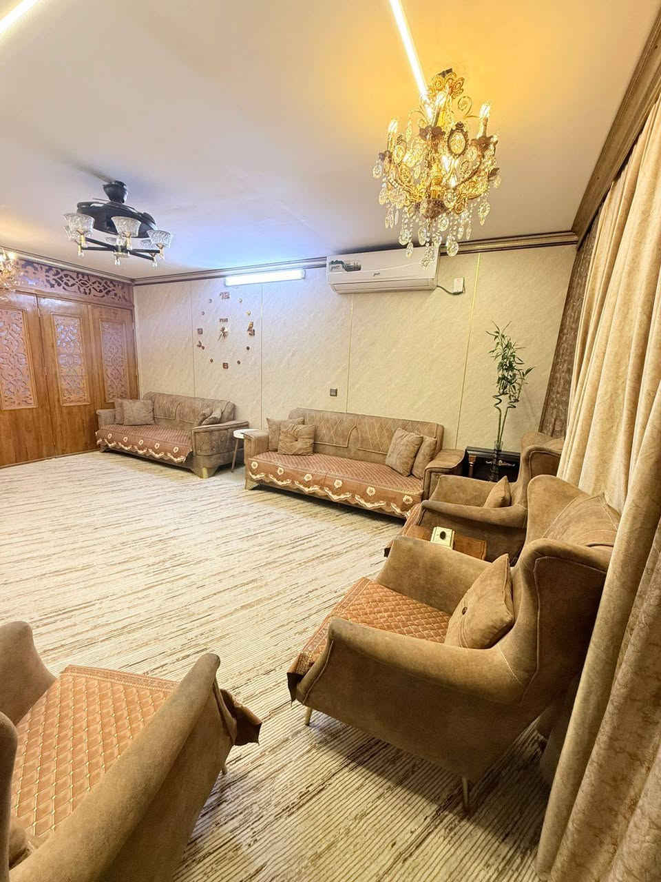 السلام عليكم شقه للبيع ملك صرف عماره 161 طابق ارضي علشارع العام معروضه مع الاثاث
سبالت 4 

غرف نوم3

تخم 

شاشات 4

ثلاجات 2 

كاونتر بارد 

كاونتر حار 

بعد هواي غراض وياها 

الاتصال ***********
