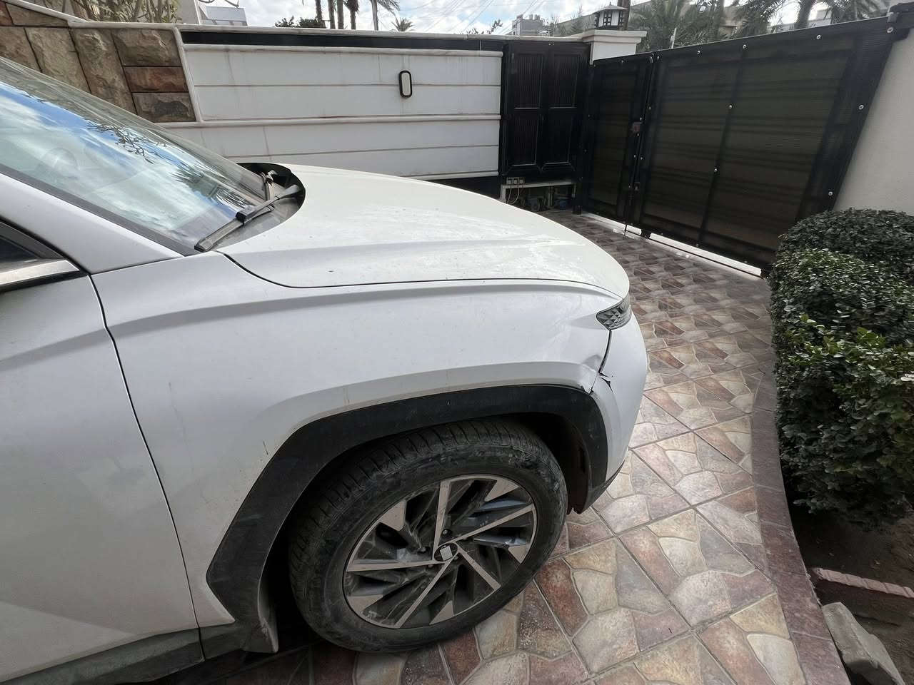 توسان 2023 
السياره ماشيه 9000 الف 
جديده جدا عدا  الصخه الموجوده في الجاملغ الامامي 
معروضه للبيع على وضعيتها 
المكان المنصور 
رقم الهاتف ***********
