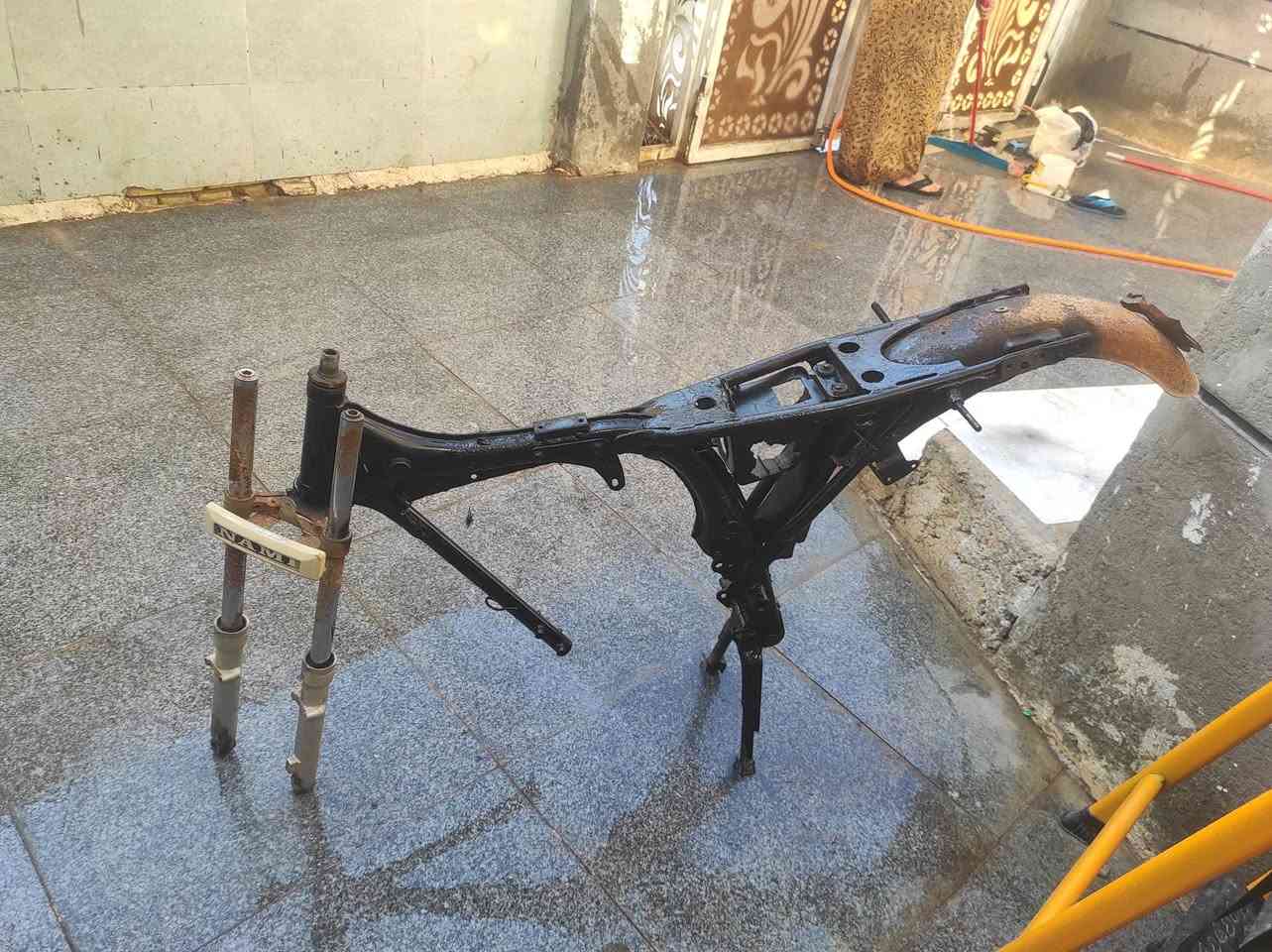 السلام عليكم شاصي لبيع بدون سعر 125 وبيه مجال مكاني حي الجامعه هاذه رقمي بي واتساب فقط  ***********  كصبه رفيعه
