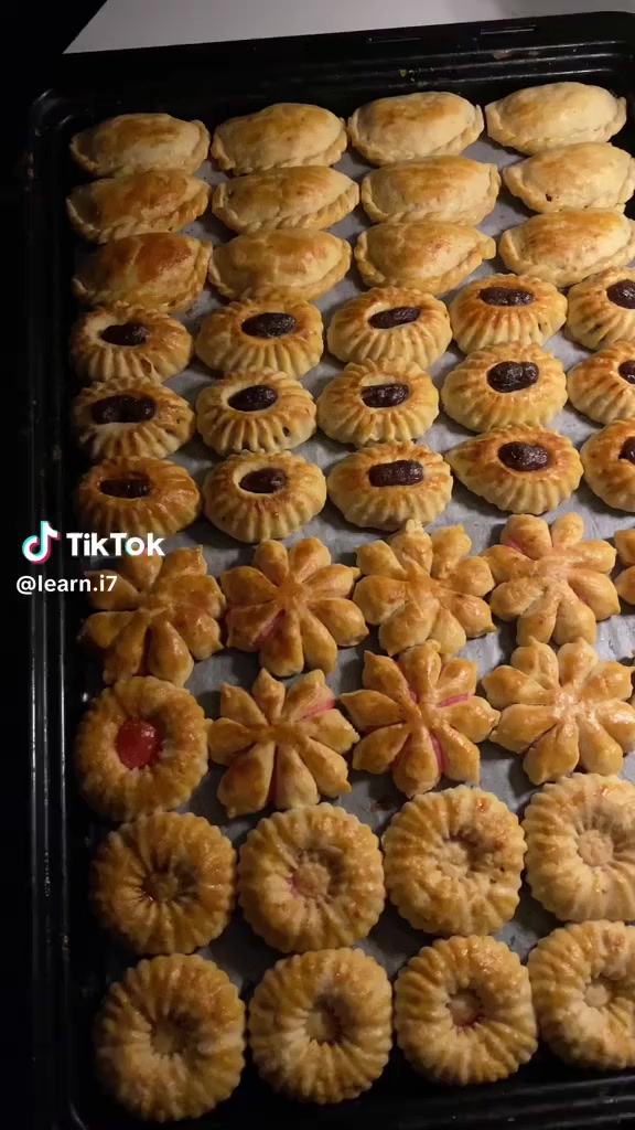 سلام عليكم مفتوح الحجز عل كليجة العيد 
عرض كيلو ب ٧  مشكل متوفر توصيل تاخذ اكثر من كيلو الهه خصم حجز عل رقم
***********
