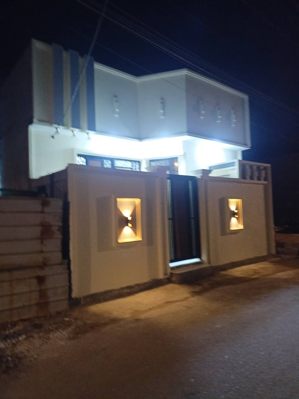 بيت على تبليط مباشر بيت طابوزراعي وطابو عراقي مساحه 100متر البيت يتكون من قرفتين ودوانيه وصاله ومطبخ وحمامات خارجيه وداخليه بيت كلش مرتب مثل ماشوف امامك سعر البيت 66وبي مجال مكان البيت ابوالخصيب طريق ابوكوصرا يم سنتر طه ***********
