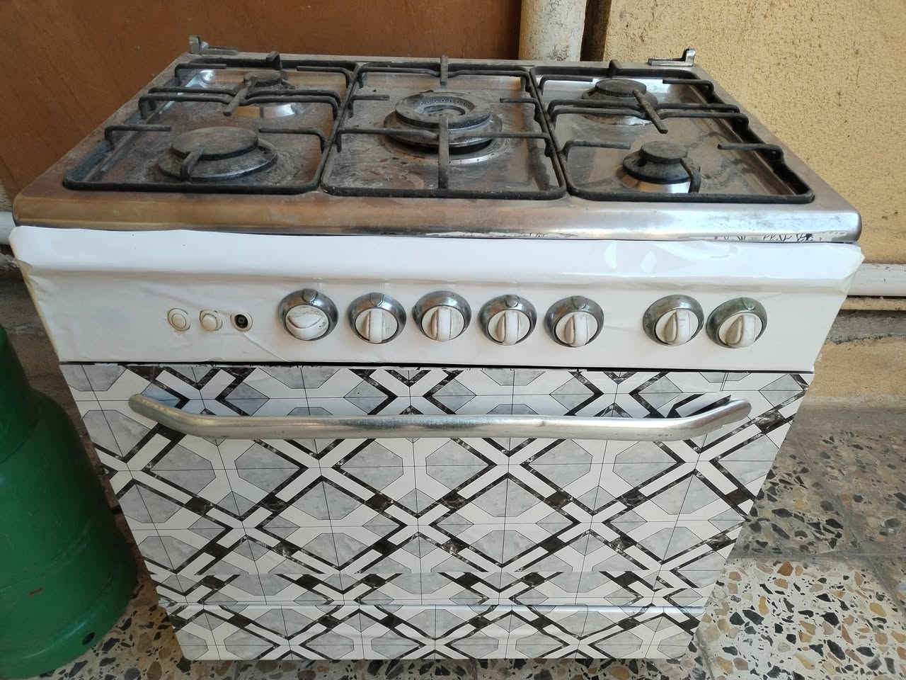 طباخ خمس عيون وفرن شغال وعالفحص سعره ٩٠ الشراي يتصل على صاحبه *********** مكانه فلوجة
