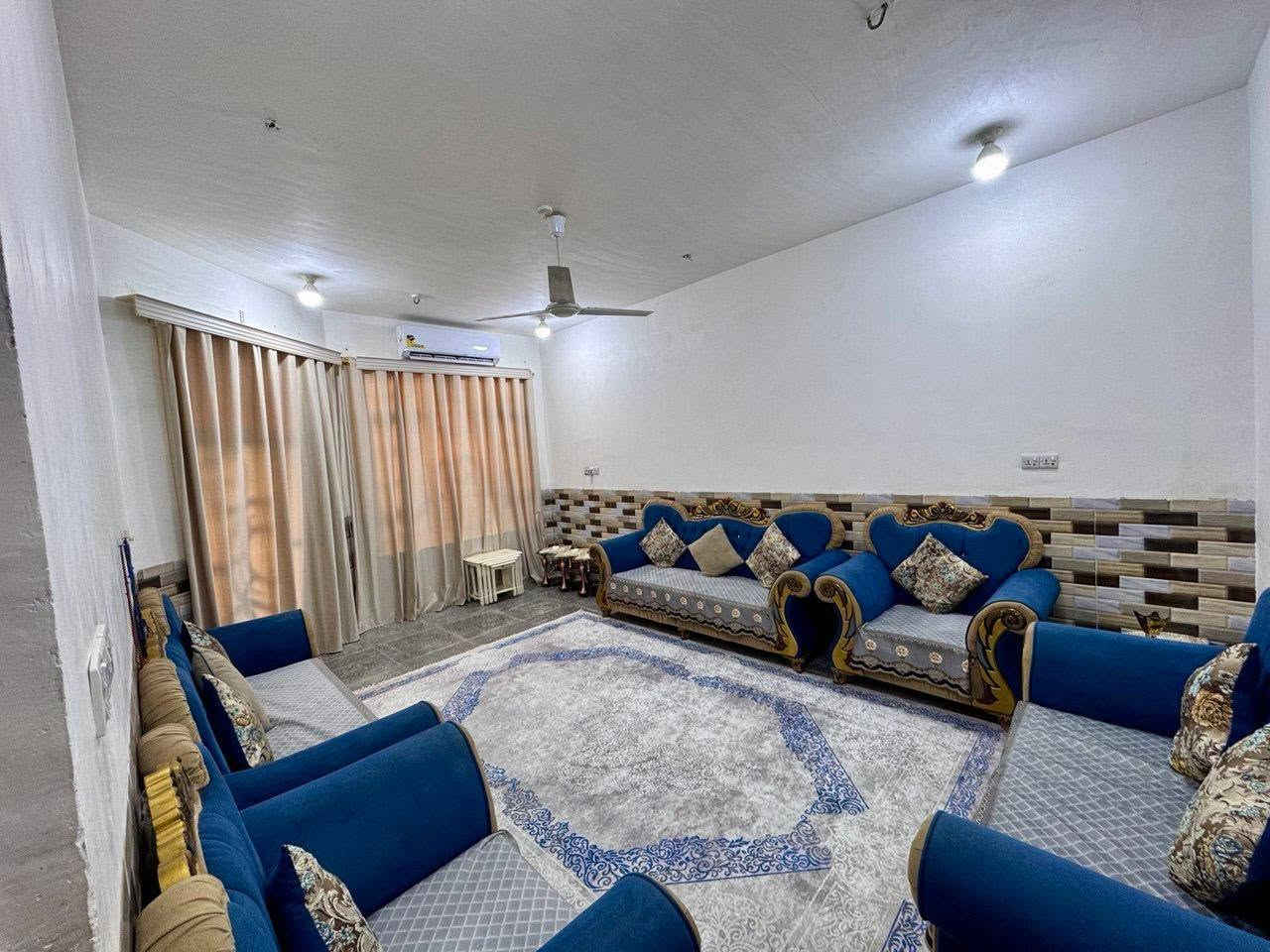 بيت للبيع مساحة 200متر مربع طابقين خاجية شارع 40 قرب أفران العراق طابقين سعر 250 مليون وبي مجال رقم الاتصال ***********
***********
