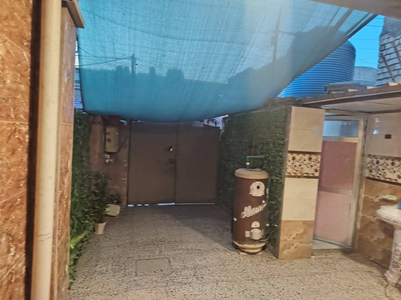 دار للبيع طابو صرف المساحه 75 واقع حال 80 يتكون من طابقين الطابق الاول كراج وصاله كبيره وحولي خدمات حمام ومطبخ. والطابق الثاني غرفتين وبالكون وبيتونه ومخزن وسطحين. ترميم 2022 تأسيس ماء مجاري كهرباء جديد البيت كوله مجدده سيراميك بورسلين .مكاني الشعب الجمعيات نهايتة شارع 25 السعر 130 وبي مجال قليل للاستفسار الاتصال م ***********
