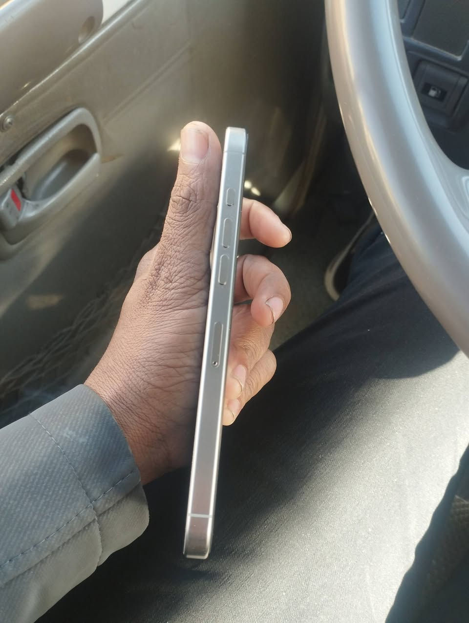 ايفون 16بروماكس نضافه 100 لون تيتانيوم شرق اوسط بطاريه 100عدد دورات شحن 65 كامل ملحقاته ***********عنوان كربلاء سعرمليون 400قفل
