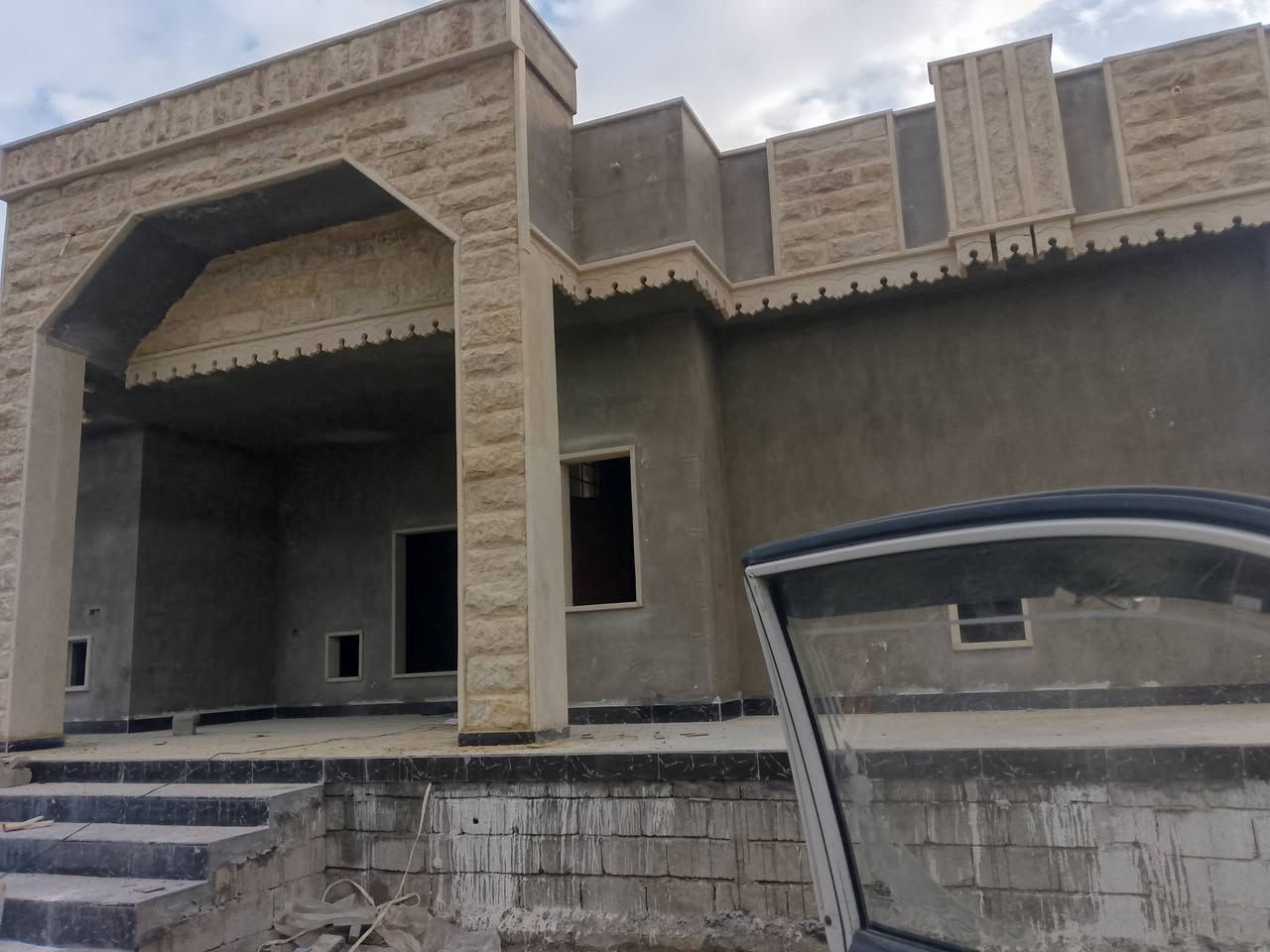 يوجد كادر حجر حلان واجهات وكوبنات جلي ودرز سعار مناسبه وشرط ميكانيكي  بدارت مقداد ***********7
