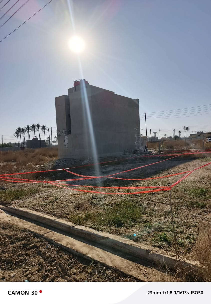 سلام عليكم ارض للبيع مقابل برج الجزيرة نزلت شارع ماجد الحميد ٨٨متر واجهة ٦.٣٠ إنزال ١٤ متر زراعي سند ٢٥ الارض مخدومة من ماء و كهرباء ومجاري ورصيف للاستسفار اتصل على الرقم ***********
