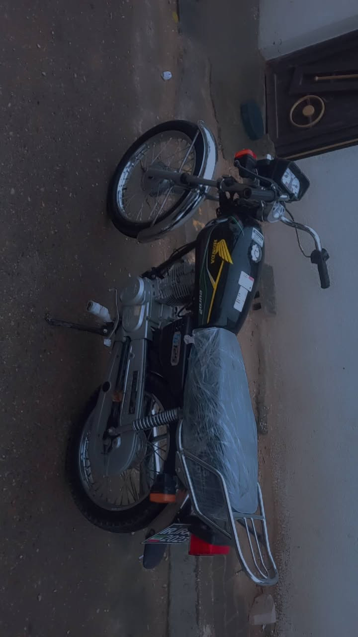 السلام عليكم دراجه اربعه كير نامه الصلي كلك كلك 
شاصي موديل 20 تعميره 2026 محرك نامه صار ١٠ إيام من شاده اله دراجه جديده وكامله شوفت عينك خير من الله 
سعره ٥٠٠ وبيه مجال لطيبين اي ستفسار تصال عى رقم 
*********** بي واتس
