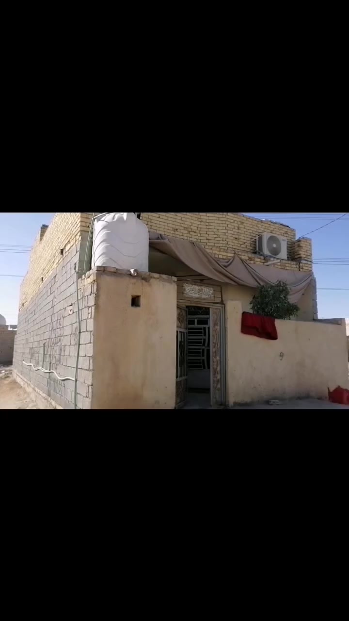 بيت للبيع مساحته ١٤٠ متر في غرفتين وصاله ومطبخ وديون منور حمام داخلي تواليت خارجي بيت مرتب سعره ٦٥ بي مجال غريب ع شارع السايدين رقم الهاتف *********** بي واتساب
