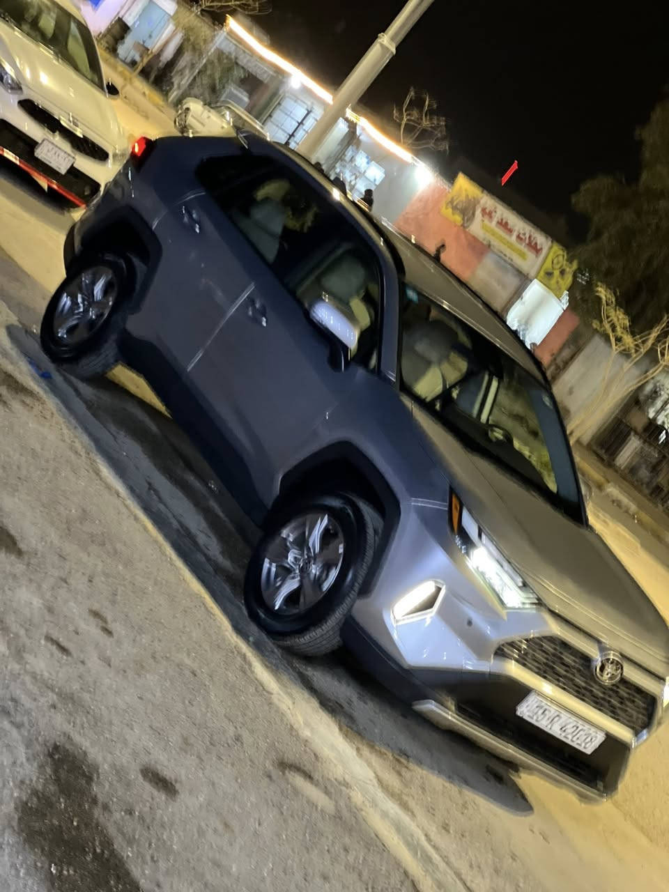 سلام عليكم  رف فور 2024
لون سلفر   مواصفات عاديه   
بدون هايبرد. 2500فقط بانزين.  ضررها راس البنيد وفوك الايت. شويه بالجاملغلت موضح بالسونار.  رقم انبار حره تحولي ثاني يوم.  رقم تلفون  ***********
