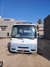 نيسان كوستر 2006 مكينة 6 سلندر بانزين گير عادي حداديه جديده 6 تايرات ج...