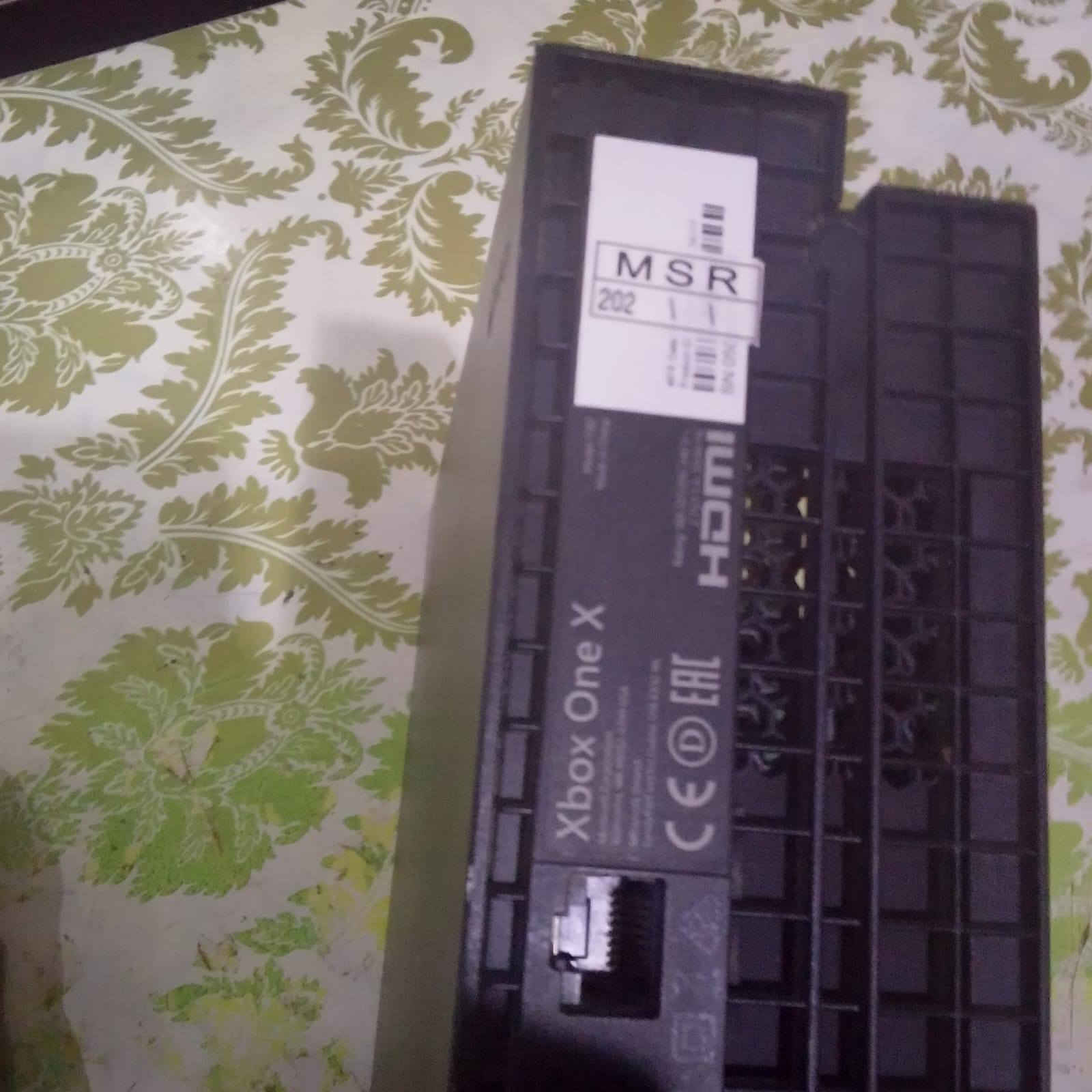 للبيع XBOX OEN X لوك مع جويستك سيريس اصليه مع حساب العاب ملحقاته كيبل HDMI 4K 60 للاعاب حقيقي و 120 FHD للمشاهده و كيبل طاقه اصلي سعر 265 وبي مجال راسلني ***********
