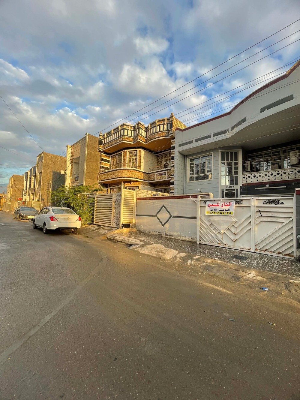 السلام عليكم
دار للبيع 
المساحة ١٥٠ الواجهة ٧.٥

الطابق الاول صالة،مطبخ،هول داخلي، غرفة نوم ، صحيات، منور عدد ٢
الطابق الثاني غرفة نوم عدد ٢ ، حمام ، غرفة ساندوتش 

السعر 330 

الموقع 📍حي الجهاد ديوان المخابرات شارع جامع محمد رسول الله
