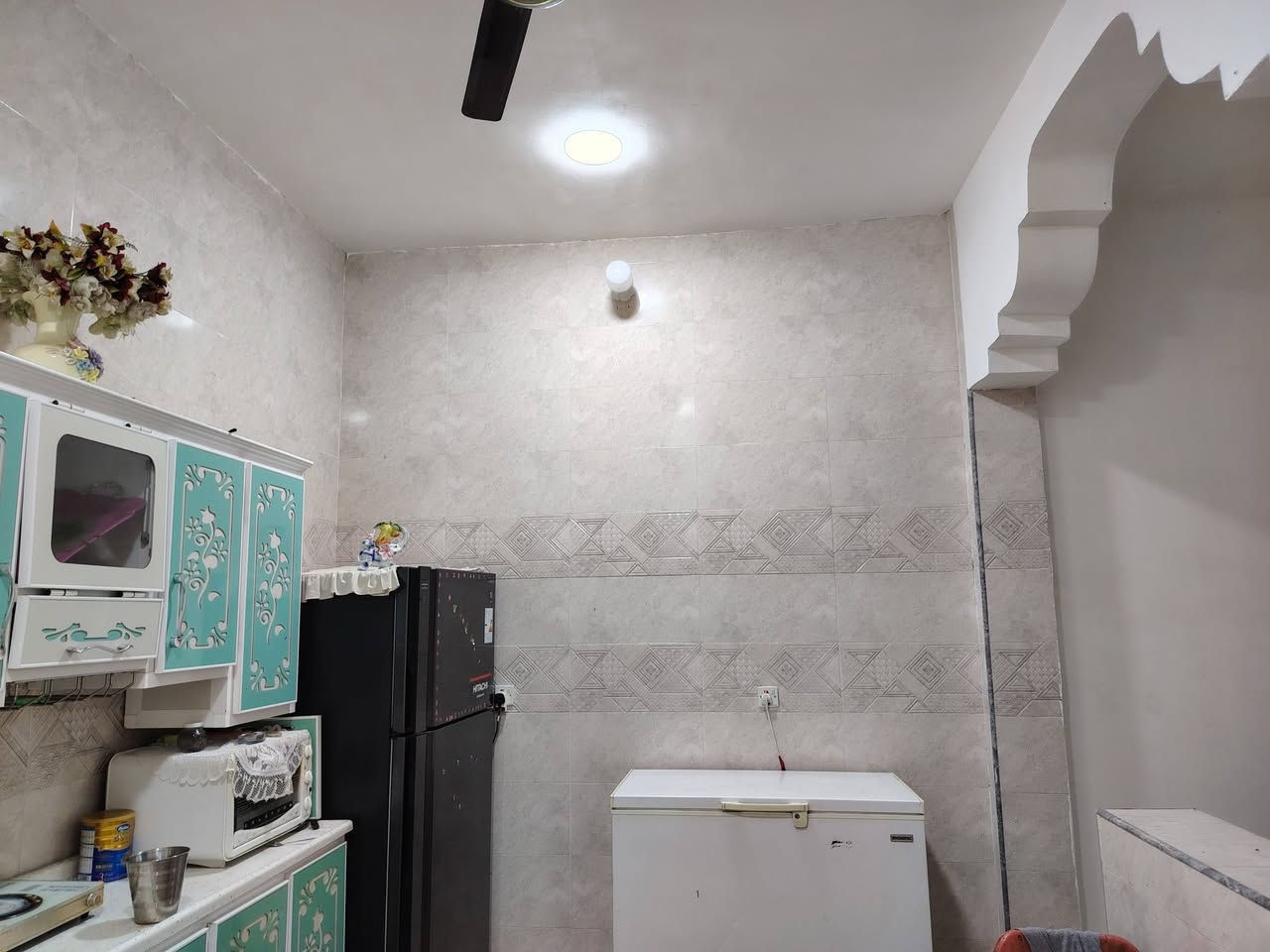 السلام عليكم بيت للبيع الجمعيات منطقه حجه حسن الاربع سايدات 100 متر بناء درجه اول منطقه الخدمات ماء مجاري تبليط غرفه واستقبال وصاله ومطبخ السعر 70، وبي مجال ***********
