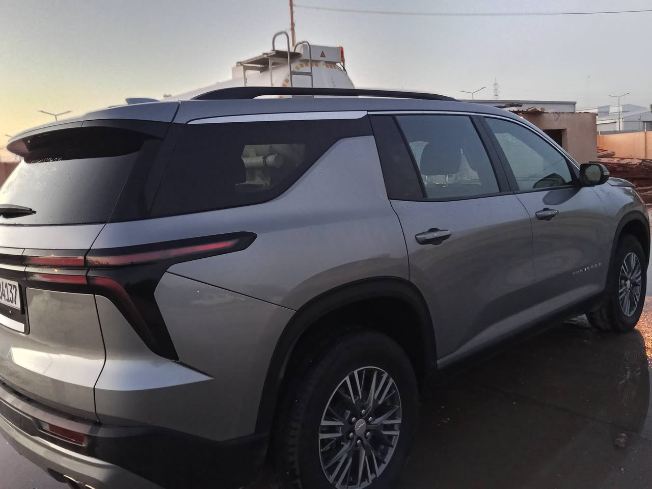 CHEVROLET TRAVERSE 2025 LT مرقم كتاب شهداء
مواصفات خير من الله 
القوة: 328 حصان
العزم: 326 رطل-قدم (442 نيوتن.متر)
ناقل الحركة: أوتوماتيك 8 سرعات
نظام الدفع: أمامي (FWD) 
عدد المقاعد: 7 
شاشة المعلومات والترفيه: 17.7 إنش
دعم Apple CarPlay و Android Auto لاسلكياً
شاحن لاسلكي للهاتف
كاميرا خلفية وحساسات ركن
مثبت سرعة متكيف (Adaptive Cruise Control)
تحذير النقطة العمياء
نظام المحافظة على المسار
فرملة طوارئ أوتوماتيكية
مقاعد أمامية تدفئة وتبريد
ستيرن تدفئة
تكييف ثلاثي المناطق
جنوط ألمنيوم 18 إنش
سعة السحب تصل إلى 5000 رطل (حوالي 2268 كغم)
نقوصات بسيطة فقط راديتر تبريد ودرع سكن أمامي 
الحادث فقط تبديل بنيد
السعر 3 شدات قفل رجاءًا بدون تعامل
للتواصل ***********
