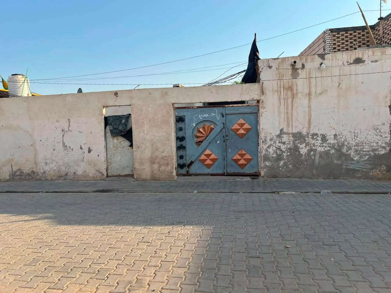 دار للبيع مساحه 240
اربع غرف  مطبخ صاله استقبال 
الرضويه قرب جامع الزهراء 
الاستفسار /***********
