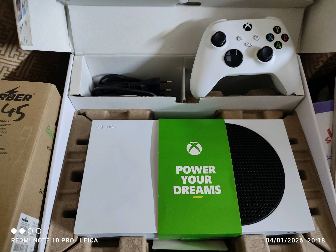 اكس بوكس سيريس س ٥١٢ مستخدم ٦ شهور ما مفتوح نضيف جدا
يو بي اس فاربر ٨٥٠ مستخدم ٤ شهور
كيم سير جي سفن اس اي لكن واير غير اصلي بس تشتغل ميه ميه
بطاريه لليده 1200mah مستخدم شهرين 
البكج كله ب٤٠٠ وبيه مجال لل ٣٨٠ الف
مكاني بغداد الكرخ حي الجهاد 
واتساب ***********
