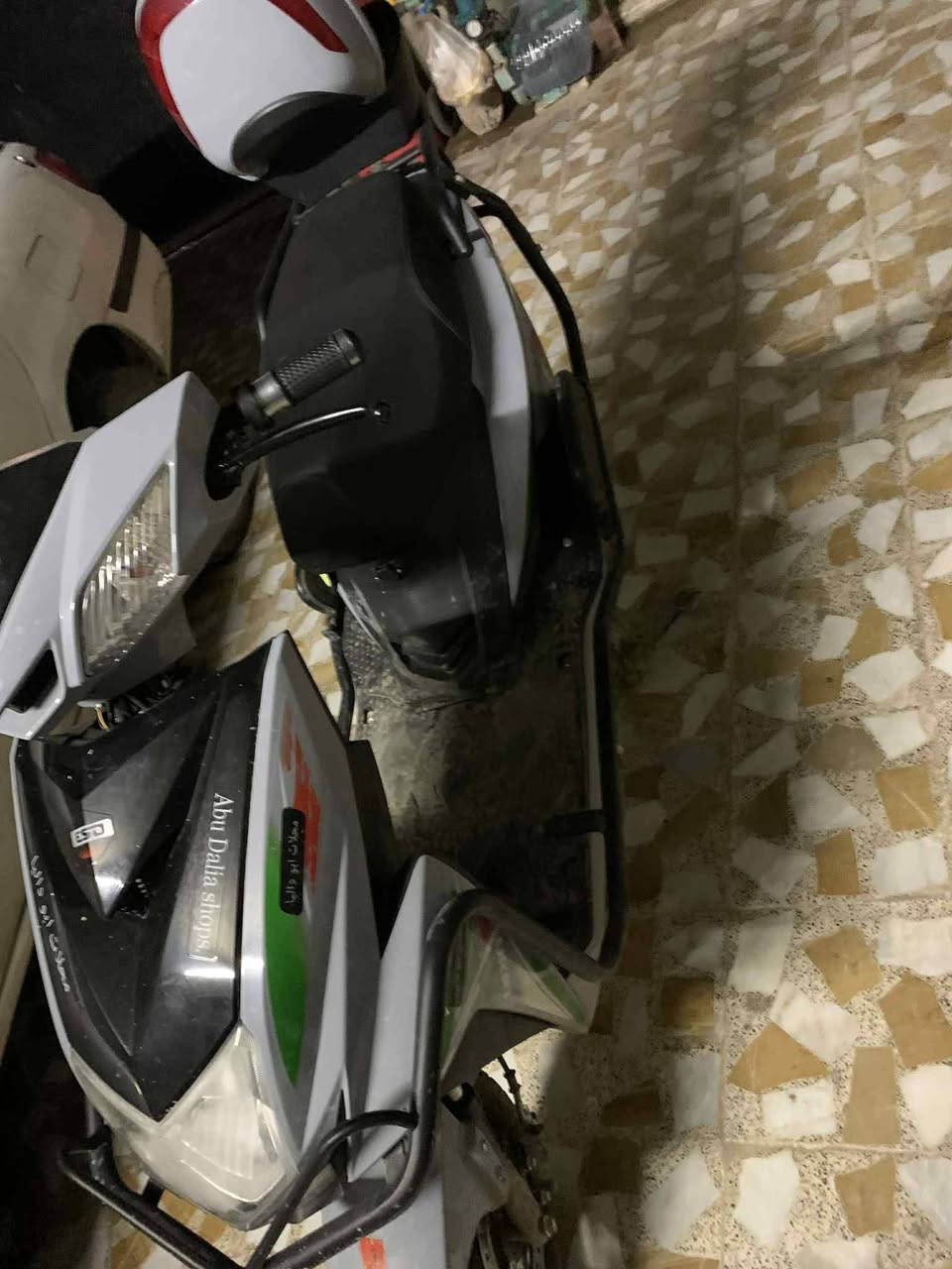 السلام عليكم ماطوري سكنس. للبيع.  او مرواس مع. 318.          مواصفات 6 باتري علئ. فحص          ملف 2000. عقل. الاصلي     مدرعه.  تثبيت سرعه   يحتوي علئ صندوق اضافي.    سعرو 550 بي مجال.    مكاني موصل مزارع زيونه قرب المرور.  رقمي ***********
