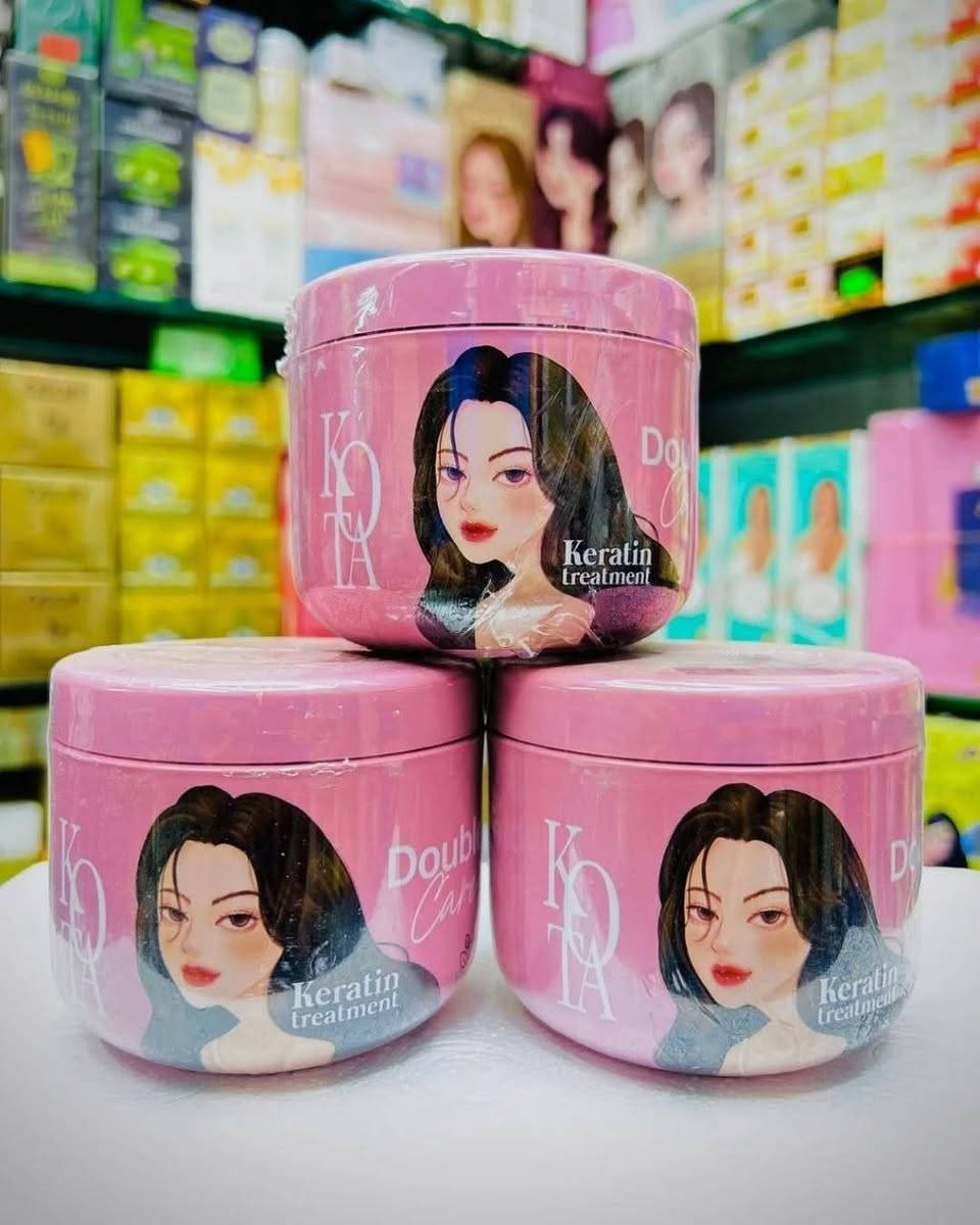 ✨ توفر لترند معالج كوتا الأصلي💯✔️ Kota Double Care Keratin  
Treatment Hair Mask،  
ماسك ومعالج مغذٍّ للشعر بالكيراتين يعمل على ترميم الشعر المجهد والمتضرر من الصبغات، والمواد الكيميائية، وأدوات التصفيف الحرارية و يحتوي على الكيراتين، البيوتين، والببتيدات النحاسية لتقوية بنية الشعر وحمايته من التكسر والتقصف. و يمنح الشعر ملمساً ناعماً، حريرياً، ولامعاً يسهل تصفيفه بعد الاستخدام. مدعم بمركب (Baicapil) ومستخلصات نباتية تساهم في تحفيز نمو الشعر وزيادة كثافته وتقليل التساقط. و يتميز برائحة عطرية جميلة تدوم في الشعر لفترة طويلة

🔬 فوائد التركيبة العلاجية المتقدمة تغذية ثلاثية الأبعاد: يحتوي على الكيراتين لإعادة بناء ألياف الشعر، والبيوتين لتقوية الخصلات، والببتيدات النحاسية التي تحمي الشعر من التكسر المستمر 
✔️ تقنية Baicapil المبتكرة: دمج 3 مستخلصات نباتية (جذور السكوتلاريا، وبراعم الصويا، والقمح) التي تعمل على تحفيز بصيلات الشعر، مما يساهم في زيادة كثافة الشعر وتقليل التساقط بشكل ملحوظ 
✔️ ترطيب وحماية مضاعفة: غني بـ زيت الأركان العضوي وفيتامين B5، وهي مكونات تمنح الشعر جدار حماية ضد الجفاف المفرط وتعيد له المرونة المفقودة 
✔️ يحمي لون الصبغة من البهتان السريع، ويعوض المادة الرابطة للشعر التي تضررت بسبب سحب اللون أو الفرد 
✔️ للشعر شديد الجفاف والنفشة: يغلف خصلات الشعر ليعمل كحاجز ضد الرطوبة الخارجية، مما يقضي على "النفشة" ويجعل الشعر ينسدل كقطعة واحدة  
✔️ للأطراف المتقصفة: يلحم أطراف الشعر المجهدة مؤقتاً ويمنع صعود التقصف إلى أعلى الخصلة
#الاصلي المنشأ كوريا امتياز تايلندي 💯✔️ 
السعر ٢٠وتوصيل مجاني


**إذا كنت صاحب هذا الإعلان وتريد حذفه لأي سبب، رجاءا أرسل رسالة إلى الدعم الفني**