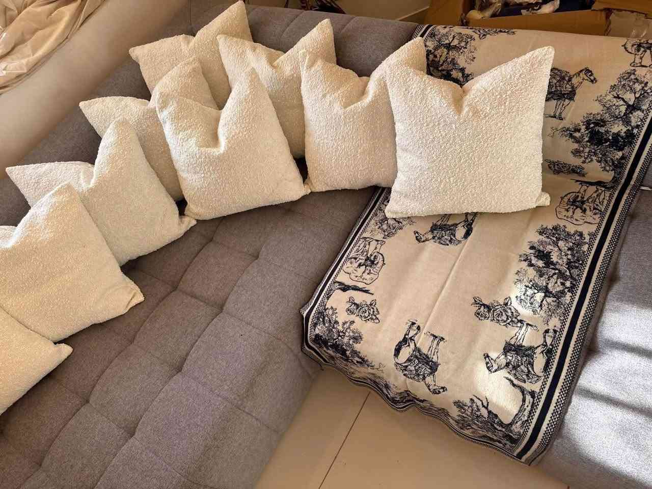 للبيع في بغداد
تخم كورنر تنفيذ عراقي خشب ثقيل ونظيف جدا 
قياس 
230x300
مع 6 كوشات من نفس القماش 
بسعر 700 الف 

كنتور 6 باب + ميز تواليت 
250 الف فقط
 
دوشك نفر قياس 200x100 ارتفاع 20

عدد 2  سعرهم 100 الف


**إذا كنت صاحب هذا الإعلان وتريد حذفه لأي سبب، رجاءا أرسل رسالة إلى الدعم الفني**