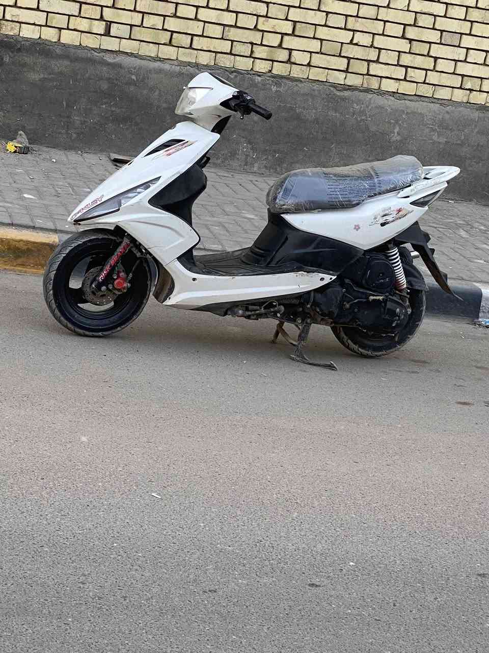 سلام عليكم ماكس مضلع ياباني دراجه كفاله جديده بمعنه لكلمه ما مفتوحه كله شغاله سكنات بك لايت لايت عالي ناصي كله شقاله من طول لطول سلف هندر كلهن شقالت معدل يخبل بوشه ٤٩ بلاد 
عنواني شط لعرب  
$ 750 
وبيها مجال جداً بسيط

اللاتصال ***********
