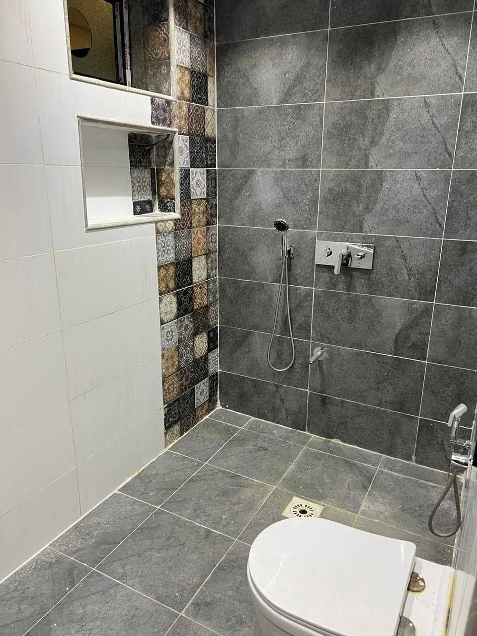 شقة ايجار وبسعر 400 الف 🤩
شقة للايجار في الدورة-حي دجلة-شارع 17 
ذات موقع متميز في الركن ✨
تحتوي الشقة على: 
غرفتين نوم 🛏️
مطبخ 🧑🏼‍🍳
حمام🛁
صالة 🪑
والصور الاتية من داخل الشقة🌹
والسعر 400الف قابل للتفاوض🎊
للاتصال والاستفسار عبر الرقم الاتي:***********
