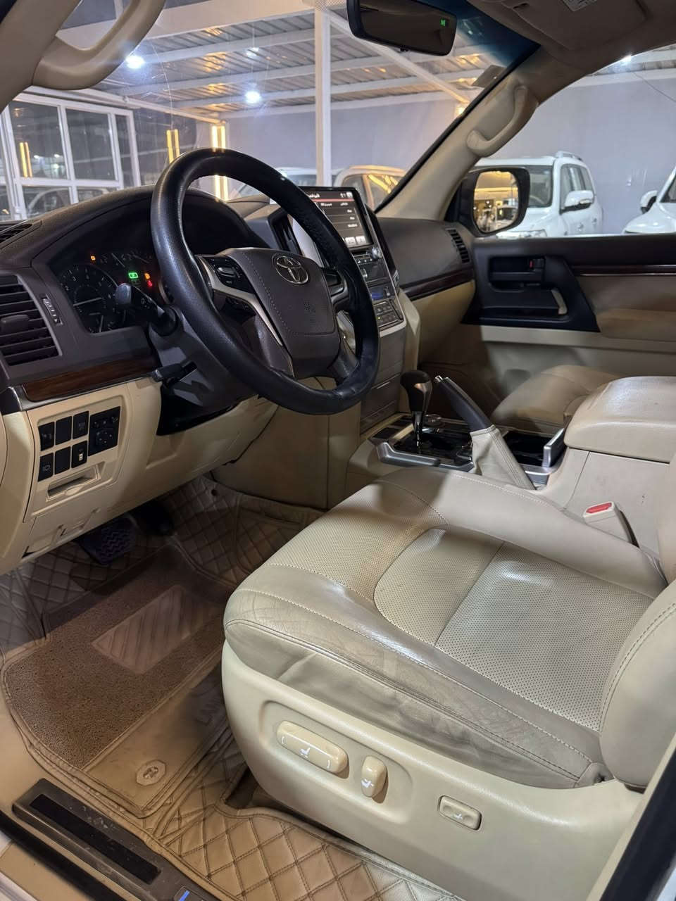 سلام عليكم
لاندكروز 2017 فطيم 
ماشيه 96كم رقم بغداد الجديد بسمي 
مكفوله فقط بارد بسيط فول مواصفات سعر 480وبيها مجال ***********
