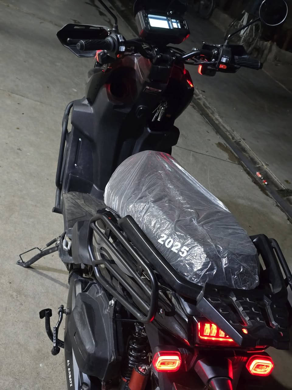 ​للبيع: سكوتر Arbati Maxi موديل 2025 - بحالة الزيرو
الموديل: Arbati Maxi 2025

​سعة المحرك: 150cc

​اللون: أسود ملكي

​الحالة: مو أخو الجديد أبو الجديد

​

​محرك قوي واقتصادي في استهلاك الوقود.

​إضاءة LED جبارة وعدسات مزدوجة.

​فرامل ديسك أمامية وخلفية للأمان.

​تجهيزات كاملة: دعامات حماية، واقيات يدين، وسلات/حوامل أمتعة أماميّة وخلفيّة وجانبيّة.

​إطارات جبلية ممتازة للثبات على مختلف الطرق.

​المسافة المقطوعة: [147كيلو متر فقط]

​السعر المطلوب: [مليون وميه وخمسين]بي مجال شوية

​المكان: [خانقين / حي بختياري]

​للتواصل: [***********]
للتواصل : المراسله ع الخاص او ع الواتساب
