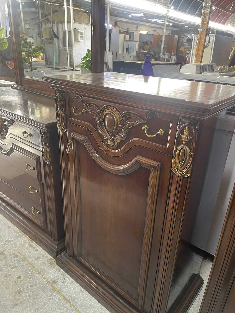 غرفة من عمل ( شكر النجار )
النظافة ٩٨ ٪؜
الخشب بلوط والنقش زان 
بغداد الجديدة/ معرض صاحب السعادة 
مجمع الرحمة التجاري 
للاستفسار/ خاص او واتساب/ ***********
