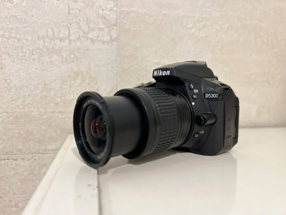 📸 كاميرا Nikon D5300 للبيع
• الحالة: 95٪
 • دقة 24.2 ميغابكسل
 • 39 نقطة فوكس
 • تصوير متواصل حتى 5 صور بالثانية
 • عدسة أصلية 18-55 (فتحة عدسة f/3.5–5.6)
 • حساسية ISO من 100 لحد 12800 (قابلة للتوسيع)
 • شاشة 3.2 إنج متحركة بدقة عالية
 • تصوير فيديو Full HD 1080p حتى 60 إطار بالثانية
 • بطارية أصلية + شاحنة أصلية
 • ويه جنطة أصلية
 • ✅ تدعم Wi-Fi + GPS

✔️ مناسبة للهواة والمحترفين
📍 يوجد توصيل لجميع محافظات العراق 
💰 السعر: [400] وقابل للتفاوض 

📞 للاستفسار:*********** (واتساب  فقط ✅ )
