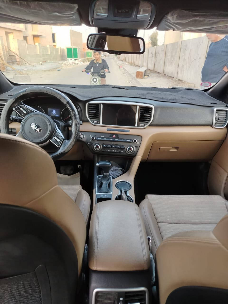 سلام عليكم مكلف بنشر 
كيا سبورتج خليجي موديل 21 ماشيه 83 مكفوله عدا بيه شبر صبغ الباب الخلفي اللي ورا الصدر السياره باسم صاحبها شخصيا رايدها 210 مكان السياره بغداد الكرخ حي الحسين ‭0790 330 2160‬
