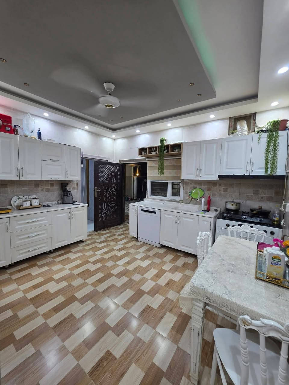 #للبيع دار سكني تكريت مجمع طيبة 1
#مساحة الدار 250 متر
#ملاحظة الدار يباع مع الاثاث بدون سبالت
#موقع الدار بداية مجمع طيبةوقريب من مجمع الجوهرة السكني 
#يحتوي الدار على 
#غرف نوم عدد 2 احد غرف سحب مودرن 
#غرفة ساندويج بطابق الثاني 
#صالة استقبال نظام جبسن بورد وسحب
#صالة وسطية نظام جبسن بورد وسحب
#صالة جلسة عائلية نظام سحب مغربي 
#مطبخ نظام جبسن بورد وسحب مغربي 
#مجاميع صحية داخلية وخارجية عدد 2 
#كراج للسيارة مع سقيفه 
#حديقة داخلية 
#الدار شغل جناي مشتغله
#للاستفسار عن السعر الاتصال برقم *********** ☎️
