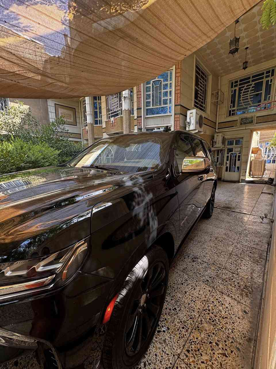 سلام عليكم للبيع شفروليه تاهو بريمير 2023
 أعلى فئات التاهو فول فول مواصفات 

 المواصفات الكاملة لتاهو Premier 2023 (خليجي - وكالة المنصور):

محرك V8 سعة 5.3 لتر (5300cc)

قوة 355 حصان

ناقل حركة أوتوماتيكي بـ 10 سرعات

نظام دفع خلفي أو رباعي (حسب الفئة)

 السلامة والأمان:

رادار أمامي وتنبيه تصادم

مكابح طوارئ أوتوماتيكية

نظام المحافظة على المسار

حساسات أمامية وخلفية

كاميرات 360 درجة

نظام النقطة العمياء

 التقنيات الداخلية:

شاشة ترفيه رئيسية مقاس 10.2 إنش تعمل باللمس

شاشة عدادات رقمية بالكامل

نظام ملاحة مدمج

نظام صوتي فاخر من Bose مع 10 أو 12 سماعة

شحن لاسلكي للجوال

أبل كار بلاي + أندرويد أوتو

مقاعد جلد فاخرة مع تبريد وتدفئة (أمامية وخلفية)

تحكم كهربائي في جميع المقاعد

تحكم مستقل بالتكييف ثلاثي المناطق

سقف بانوراما (فتحة سقف كبيرة)

تشغيل عن بعد

دخول ذكي وتشغيل بصمة

ويل  22 إنش أصلية

مصابيح LED أمامية وخلفية

حساسات فتح الصندوق كهربائياً بحركة القدم

عتبات جانبية كهربائية 

ماشيه 49km
مكفوله كفاله عامه 

عنوانه بغداد شارع فلسطين 

السعر :54000$ او بيه مجال نشاءالله 

الرقم ***********
