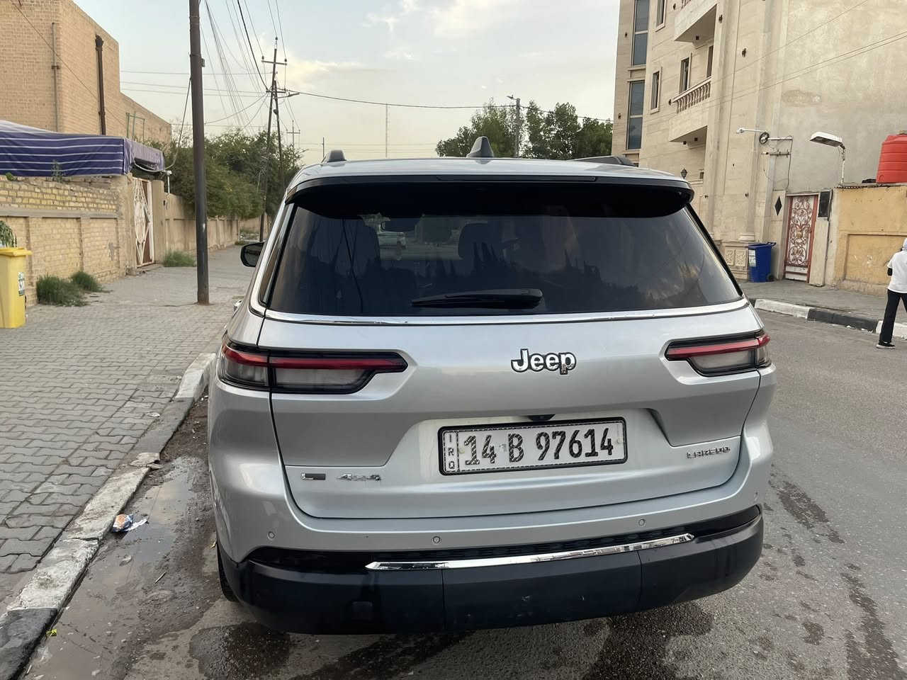 سيارة جيب كراند شيروكي (لاريدو) موديل 2022 وارد امريكي حادث بجم بدون ايرباك 7 راكب 4 ويل مكينة 3.6 v6.  كامرة خلفية (HD) حساسات تحذيرية دفع رباعي للعجلات تحذير خروج عن المسار رادار امامي نظام النقطة العمياء تدفئة بالكشنات تدفئة بالستيرن شاشة دجتال شاشة كبيرة قياس 10.1انج نظام خرائط ( GPS ) كشافات ضباب زنون شفتات تحكم بالستيرن كير ماوس نظام صوتي Alpine مكيف خلفي مع وحدة تحكم منفصلة دخول ذكي( بصمة ) رقم بصرة 
تلفون ***********
