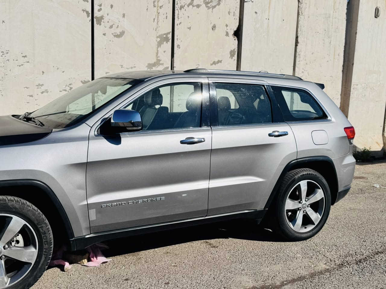 السلام عليكم 
جيب كراند شيروكي موديل ٢٠١٥ فول لمتد
بدون شاصي بدون لغد 
شاشه كبيره srt
كشنات جلد  بيجي
تبريد قطعتين
فور ويل
تدفئه تبريد كشنات امامي
تدفئه كشنات خلفي
تدفئة ستيرن كهربائي
دخول ذكي ترحيب
بصمة تشغيل وابواب
كامره دواره
صندوق كهربائي 
شفتات بالستيرن
حساسات خلفية
اشاير بالمري 
مرآة قلاب عند الرجوع للخلف
فول تحكم ستيرن 
تشغيل عن بعد
خزن ميمري للمقاعد الأمامية
مساج المقاعد الامامية
منظومة لايتات زنون
4 انظمه قيادة
ماشيه ١٦٠ الف كيلو متر
سقف بانوراما 
ويل 20 بلادي 
مكينه 3600
وبعد بيها مواصفات
حادثها بأمريكا بنيد وشوية من الجاملوغات الأمامية واحد مبدل بلادي نفس اللون و واحد   مبدل تجاري و مصبوغ و بيها بارد بالباب الخلفي اليمين يعني قطعة وحدة صبغ فقط
رقم بغداد تحويل مباشر 
السعر  ١٨٣ $ وبيها مجال بسيط 
مكان السياره بغداد المنطقة الخضراء
رقم الهاتف ***********
