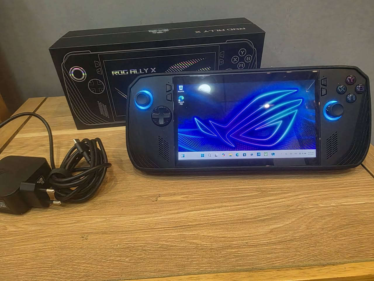 لام عليكم ورحمة الله وبركاته جهاز ROG X جهاز مستخدم قليل جدا جدا كامل ملاحقاته شاحن اصلي علبة الجهاز مثلةما موضح دون أي نقص الجهاز عليه حمامة شاشة أصلية و وحدة احتياط  وياه حقيبة نوعية ممتازة بوكس حماية تعتبر وياه هارد 2G بي العاب تقريبا اكثر من 27 لعبة موجدة اسماهن من ضمن الصور وفلاش 256 علية محاكي العاب بلي وان ٢ و٣ والعاب اخرى الجهاز جديد بمعنى الكلمة وكانه بس مفتوح من الكارتون سعر الجهاز ويه كل الملحقات الي ذكرتها مليون و 150 الف وبي مجال بسيط  وبالعافية على الي ياخذه مكاني النجف والي مو عاجبه الجهاز والسعر خلي يترك كلمة طيبة


**إذا كنت صاحب هذا الإعلان وتريد حذفه لأي سبب، رجاءا أرسل رسالة إلى الدعم الفني**