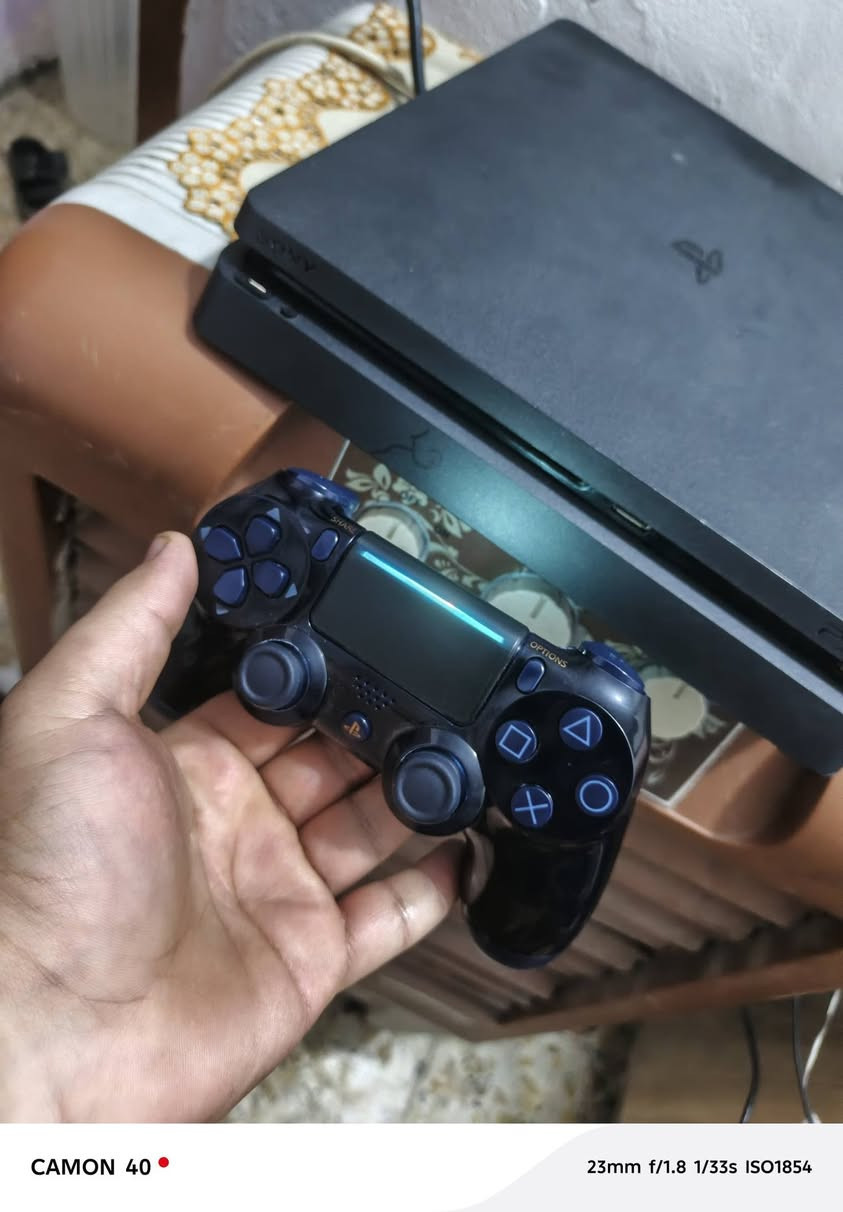 بلي 4 ٥٠٠ كيكا مهكر اوربي مع  2جوستك  قابل للتحديث نضافة مثل ما موضح بالصوره مع يوبي اس نوع تايكر السعر ٣٣٠ 
هاتف ‏‪***********
