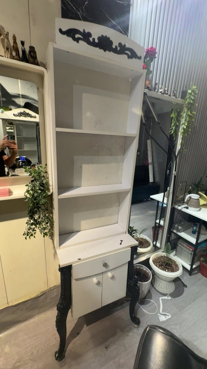 قنفات ثنين وفاترينا وميز حلاقه مستعجل ع بيعتهن نظافتهن ٩٠٪؜
الموقع بابل السعر ٢٠٠ 
***********
