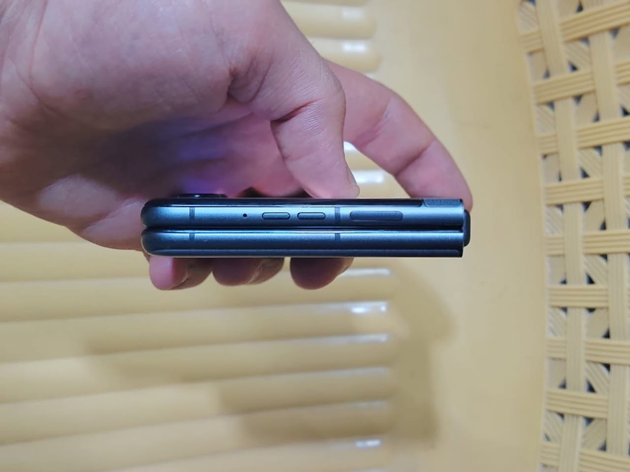 Motorola razr 50s
قابل للطي (Flip)

شاشة بمقاس 6.9 بوصة من نوع pOLED بتردد 120Hz لتجربة تصفح وألعاب سلسة جداً.

المعالج: MediaTek Dimensity 7300x

ذاكرة 256 
ملاحظة مهمه توجد نقطة سودا بشاشة فقط

مماثرة ابدا
سعر 350 بي مجال قليل


**إذا كنت صاحب هذا الإعلان وتريد حذفه لأي سبب، رجاءا أرسل رسالة إلى الدعم الفني**
