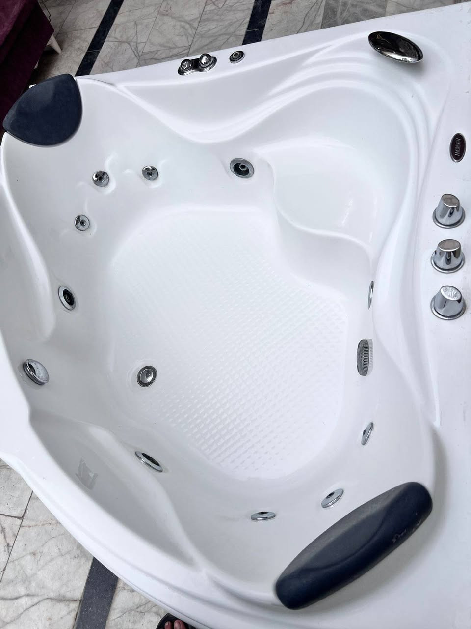 بانيو جاكوزي للبيع شخصين نضيف جدا مثل ما مبين كدامكم ماركة massage
8 مضخات ونافورة 
كل غراضة كاملة ومؤسس 
نضام ضغط ماء وهواء وتسخين السعر 750 مكاني كربلاء 
للاستفسار ‏‪***********‬‏
