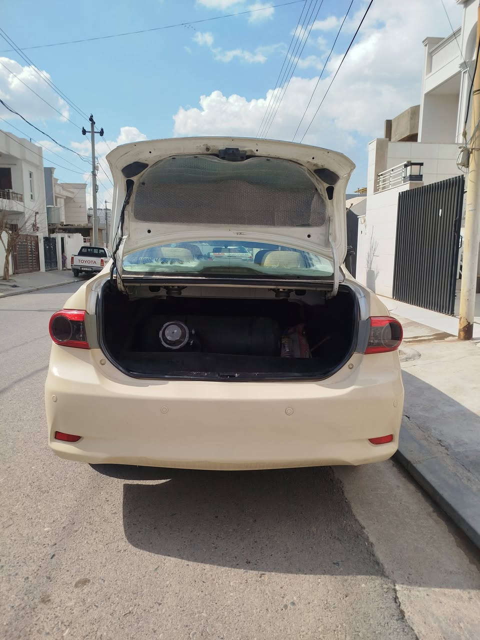 سلام علیکم بیکشاۆ2013
تەکسی بیکاشۆ 2013 بیلاد سپی یەک چاملغی پێشی هەیە جێ جێ مەعجونی هەیە   تەزرە کووتەکی خەفیفی هەیە
بیلاد گێڕ تۆماتیکە مەکینە گەوەرە (بەتانە) 
شاشە کامیرە و حەساسی پشتەوە و ناو فۆڕمیکە
سایەرکە تابڵێی خاوێنە هیچ مەسرەفێکی تێدانیە 4تایەی نوێی لەسەرە فەحس و هەززەی نوێیە سەنەوی تا 2028
نوێیە سەنەوی لۆگۆش بەناوی خاوەنی تی گێڕ و مەکینەو تەقەو ڕەقە هەمووی بەشەرت
سیستەمی غازی ئیتاڵی لەسەرە
ژمارەی مۆبایلی خاوەنی
***********
