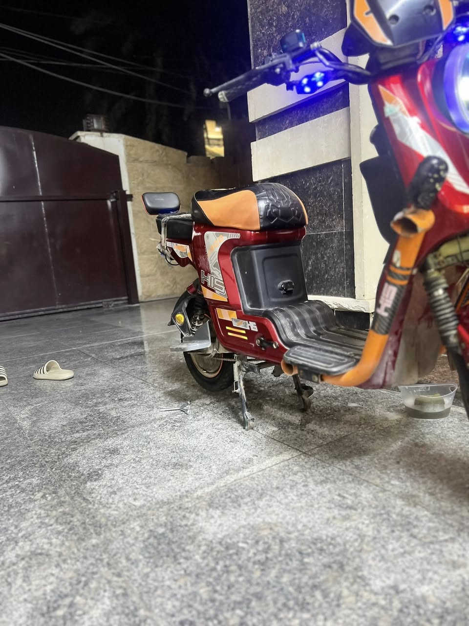دراجه شحن H900فول مواصفات شاحنه 5  بطاريات ليثيوم مرايات أناره إماميه دبل أشاره أناره خلفيه هورن عالي ضوه عالي و ناصي اتصال علئ ***********

