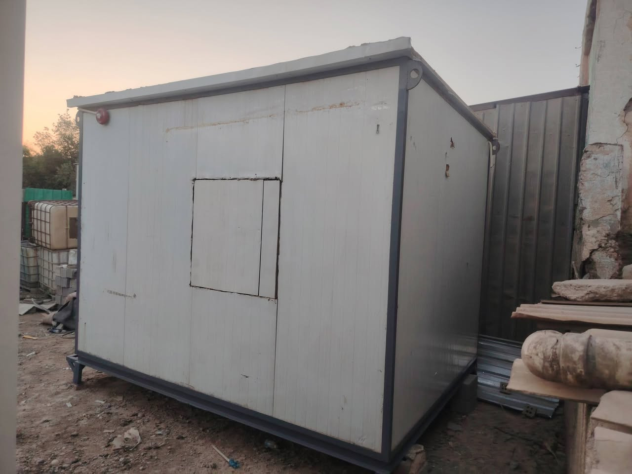 كرفانات عدد2 
كرفان 3*4 
مستعمل نضيف شغل مظبوط
باب حديد تغليف سقف وجدران
كهربائيات كامله
المكان بغداد العبيدي
الرقم ***********
